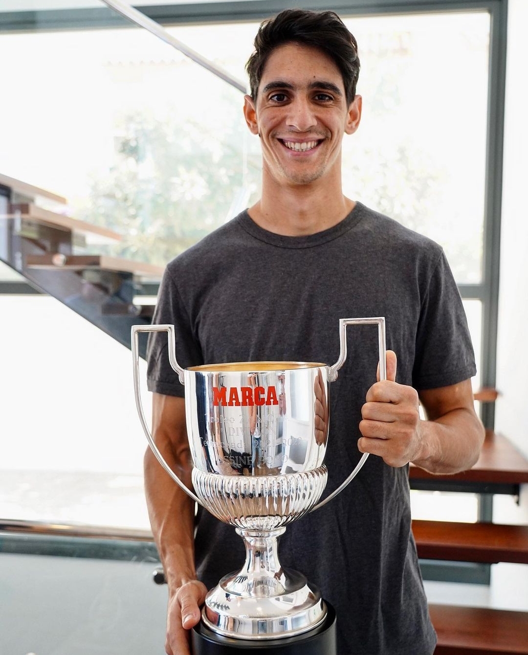 بونو تحصل على جائزته