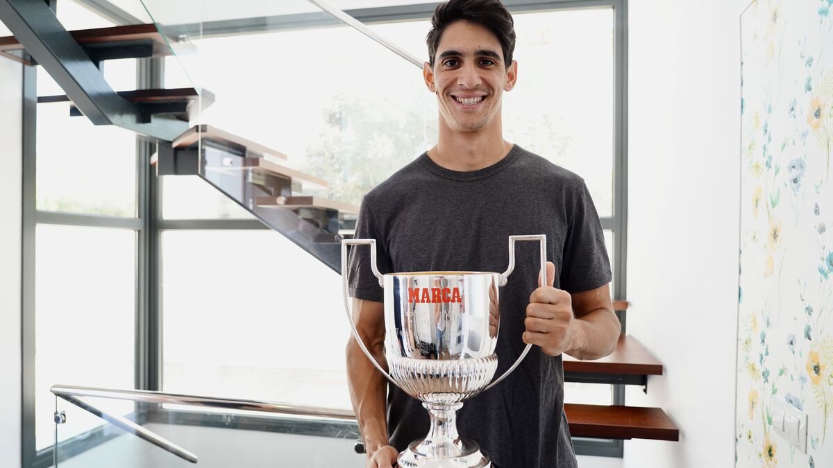 ياسين بونو يرفع سقف الطموحات بعد تسلمه جائزة زامورا