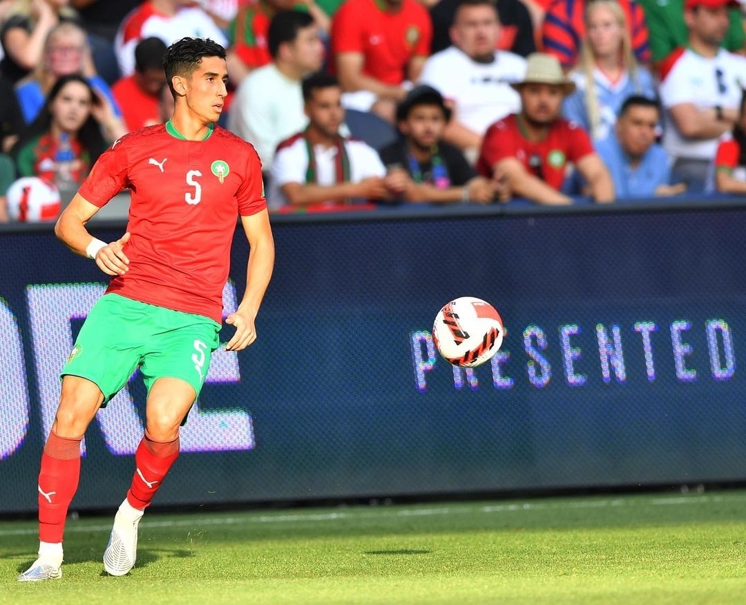 الفيفا عن مدافع الأسود: صلب في الإلتحامات ، رائع في الهواء