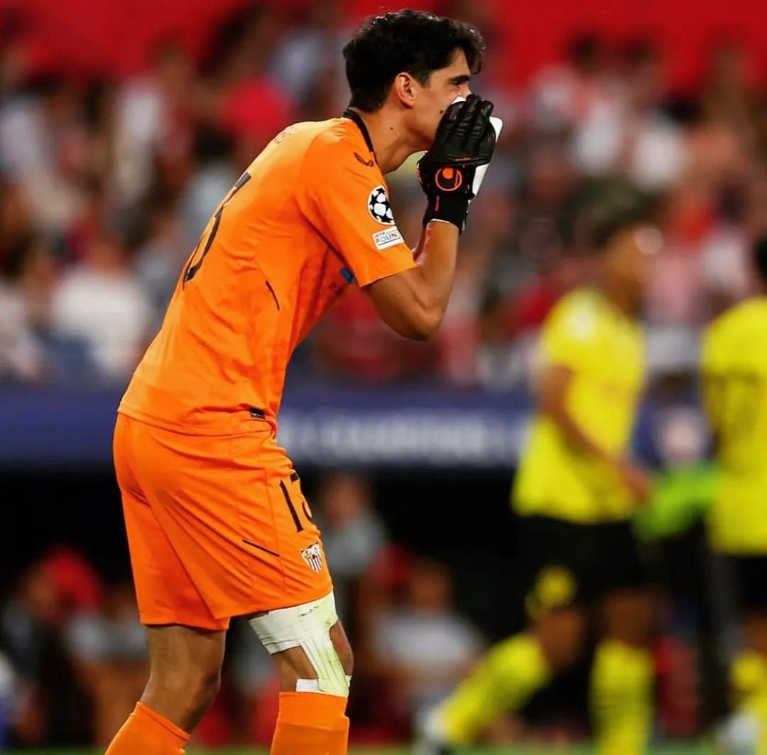 غاب النصيري وبونو واشبيلية وضعيته في خطر