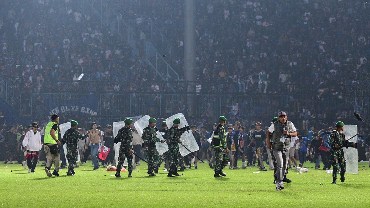 أندونيسيا تفتح تحقيقا بشأن عناصر من شرطة النخبة وارتفاع حصيلة قتلى كارثة الملعب