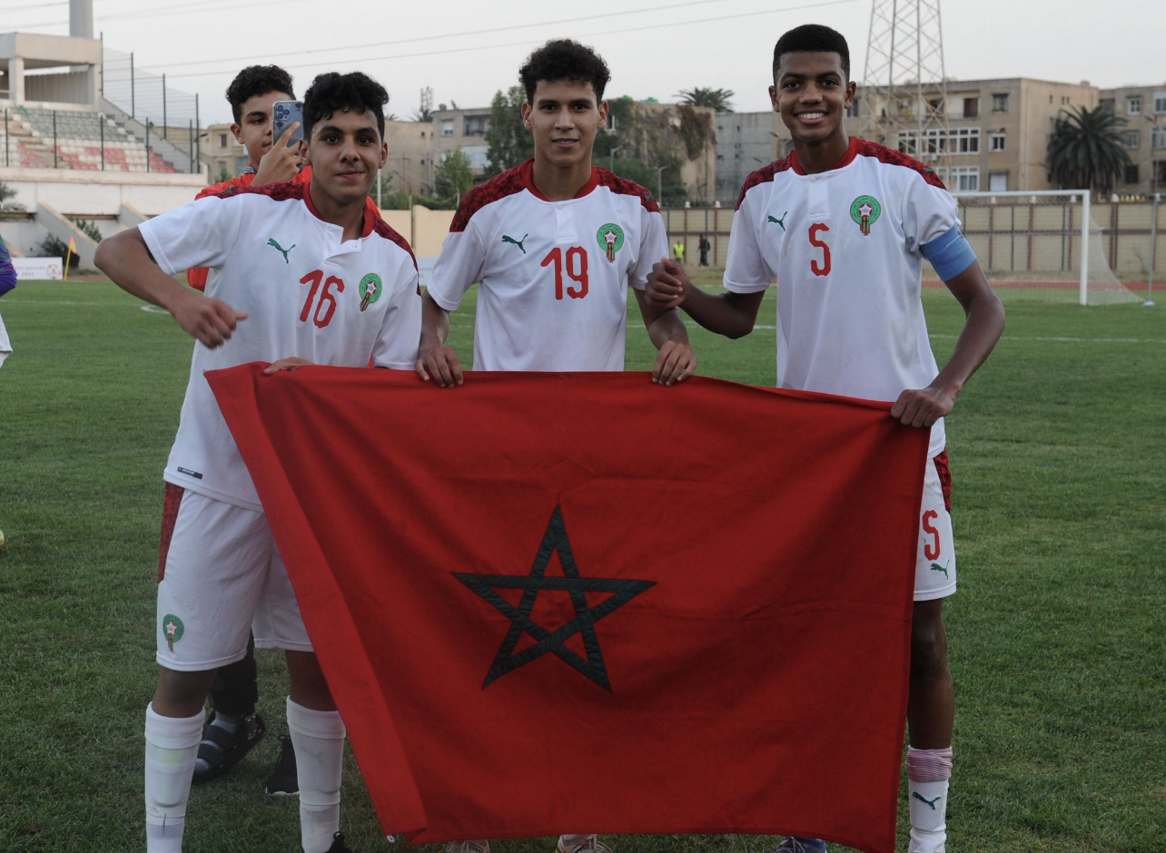 العلم المغربي يرفرف في قلب الجزائر بعد إنجاز منتخب أقل من 17 سنة 