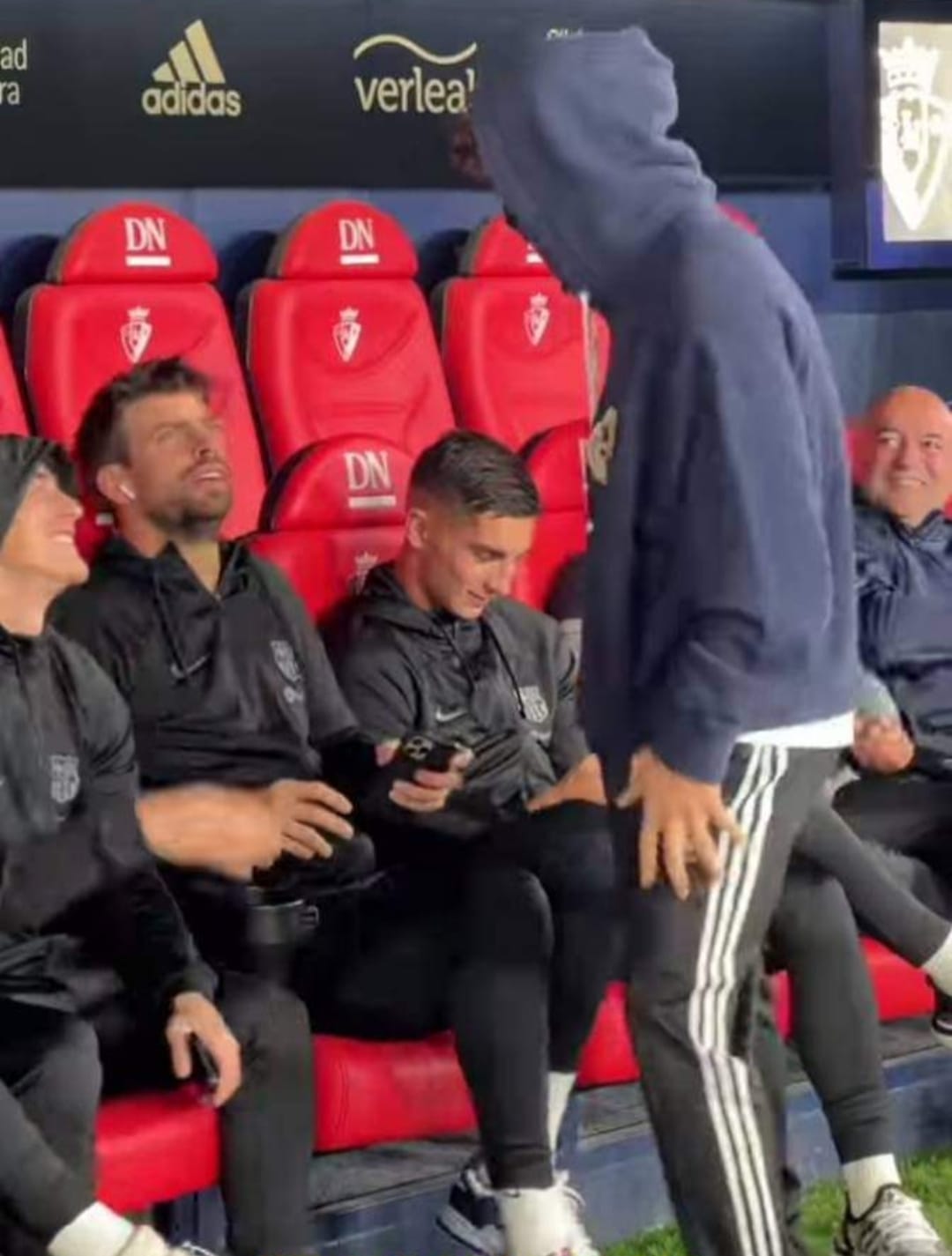 الزلزولي حيى لاعبي البارصا وتلقى وعدا من بيكي