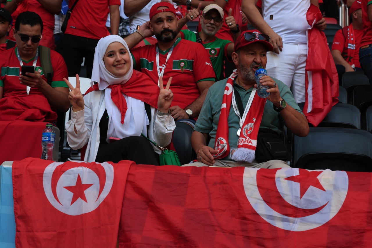 المغاربة والعرب يغزون ملعب البيت والأعلام الوطنية ترفرف عاليا