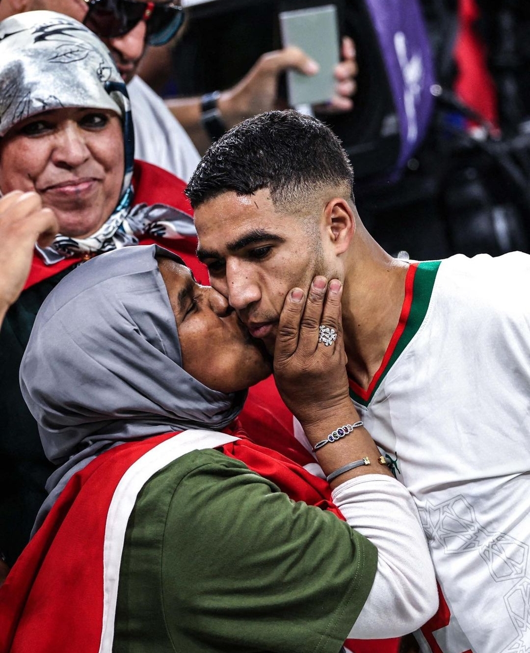 أشرف حكيمي: الحمد لله أننا فرحنا بلادنا وملكنا