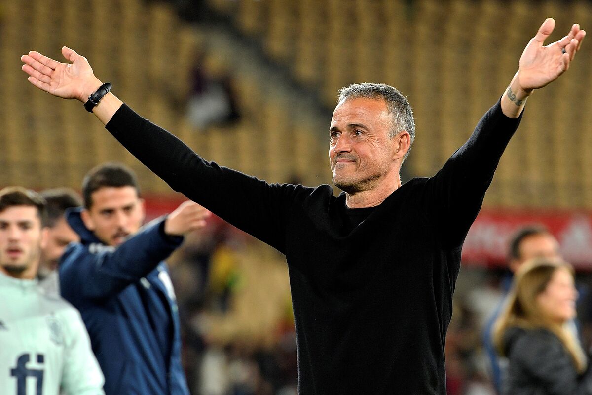 لويس إنريكي: ميسي أو سواريز يجب أن يفوزا بكأس العالم إن لم تتوج إسبانيا