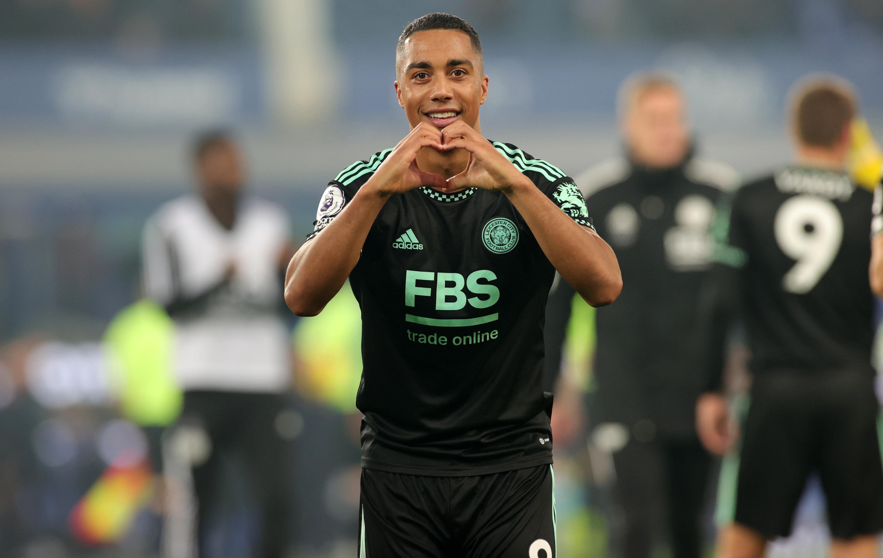 الشياطين الحمر وجهوا الرسائل لاسود الاطلس