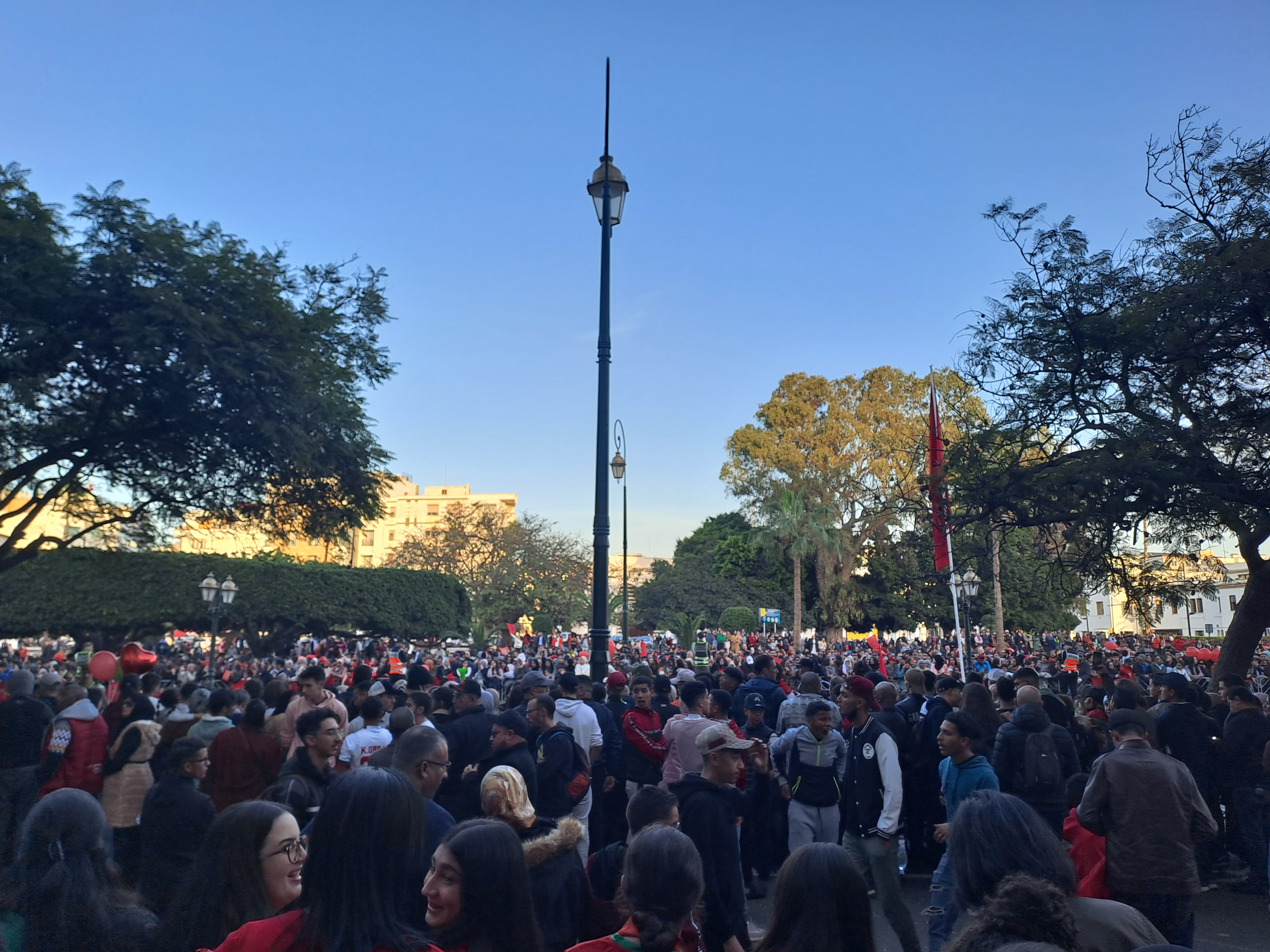 شارع محمد الخامس يلبس الألوان المغربية في إنتظار الأسود