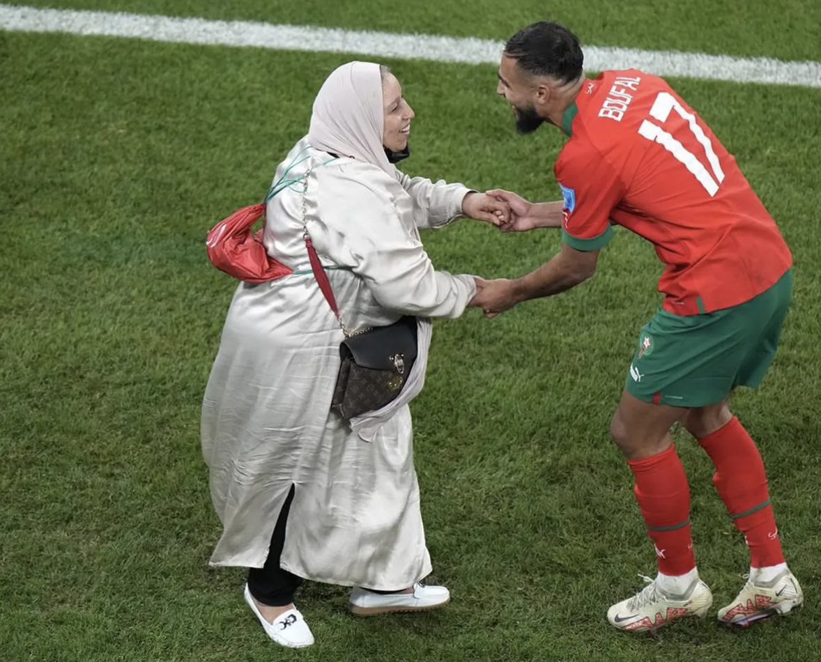 والدة بوفال غادرت الدوحة بعد نجاح العملية الجراحية