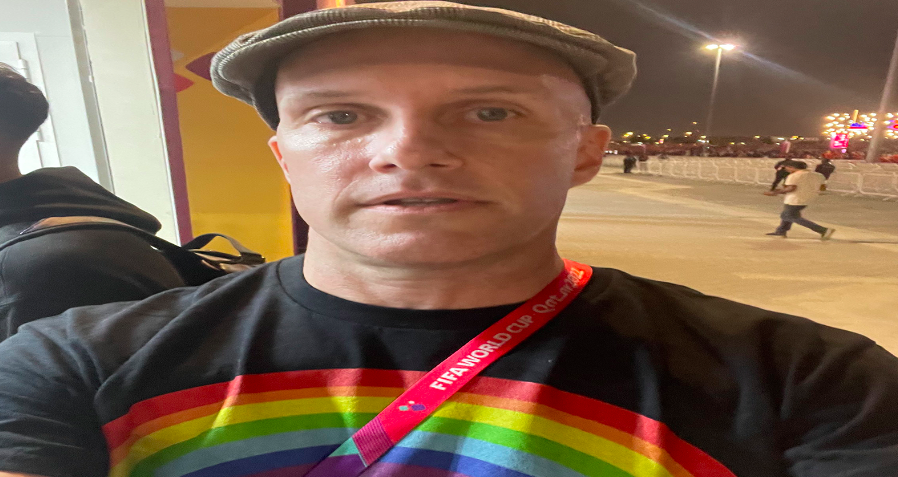 صحفي أمريكي داعم للمثليين توفي بقطر