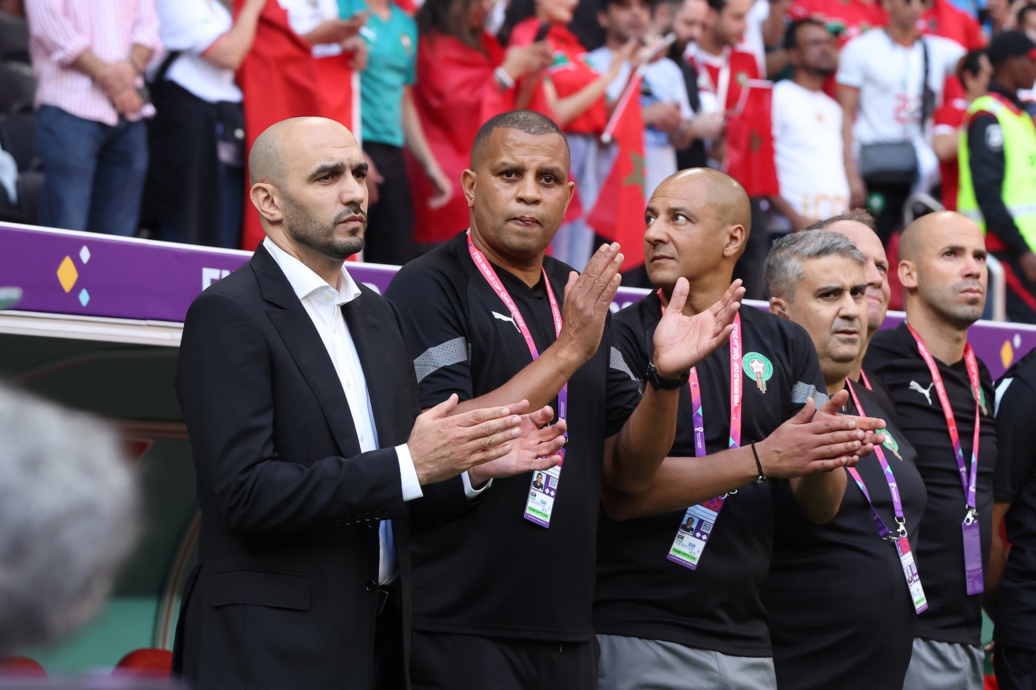 الناخب الوطني يستشير مع مساعديه قبل إنطلاق الحصة التدريبية