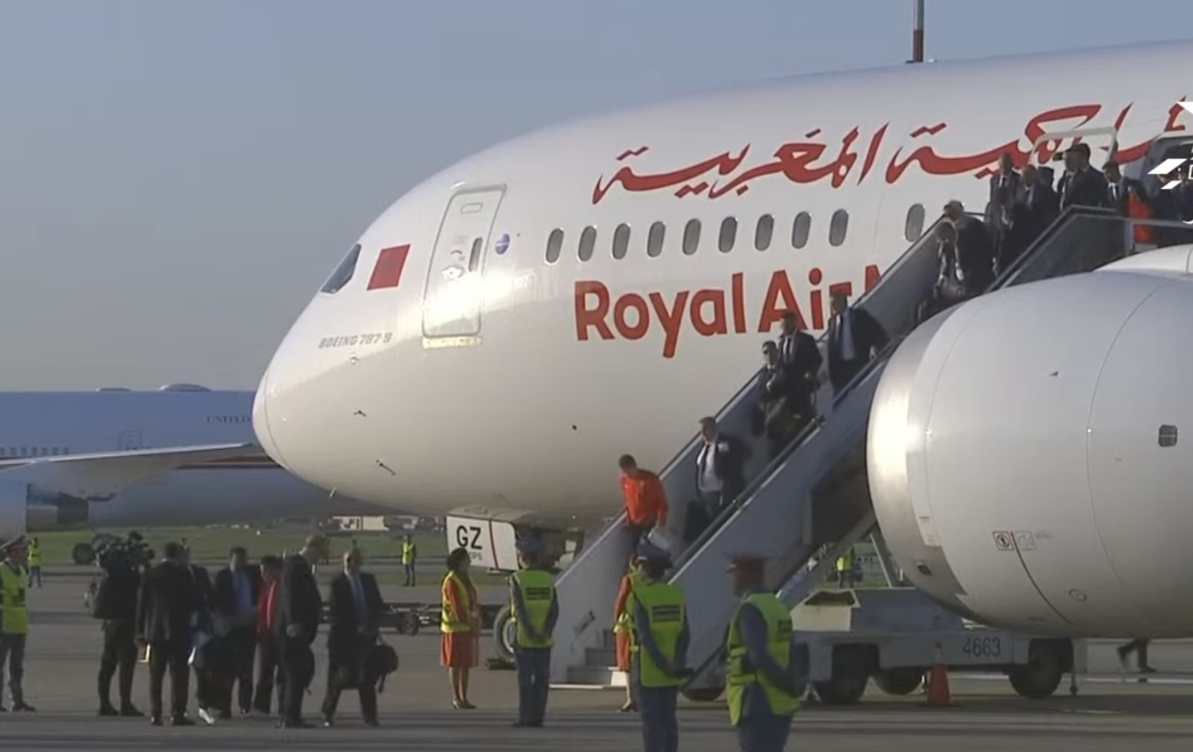 طائرة منتخب المغرب تحط الرحال بالمطار