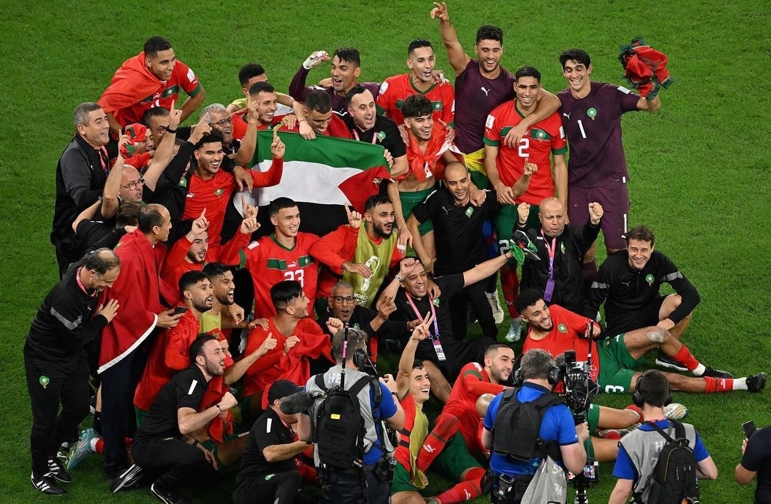 مونديال 2022: لاعبو المغرب يحتفلون بالفوز على إسبانيا برفع العلم الفلسطيني