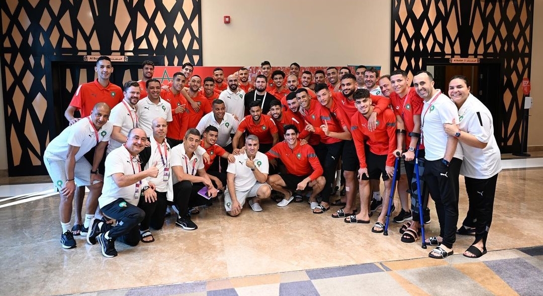 بطل عالمي يزور الأسود ويهنئهم بإنجازهم التاريخي