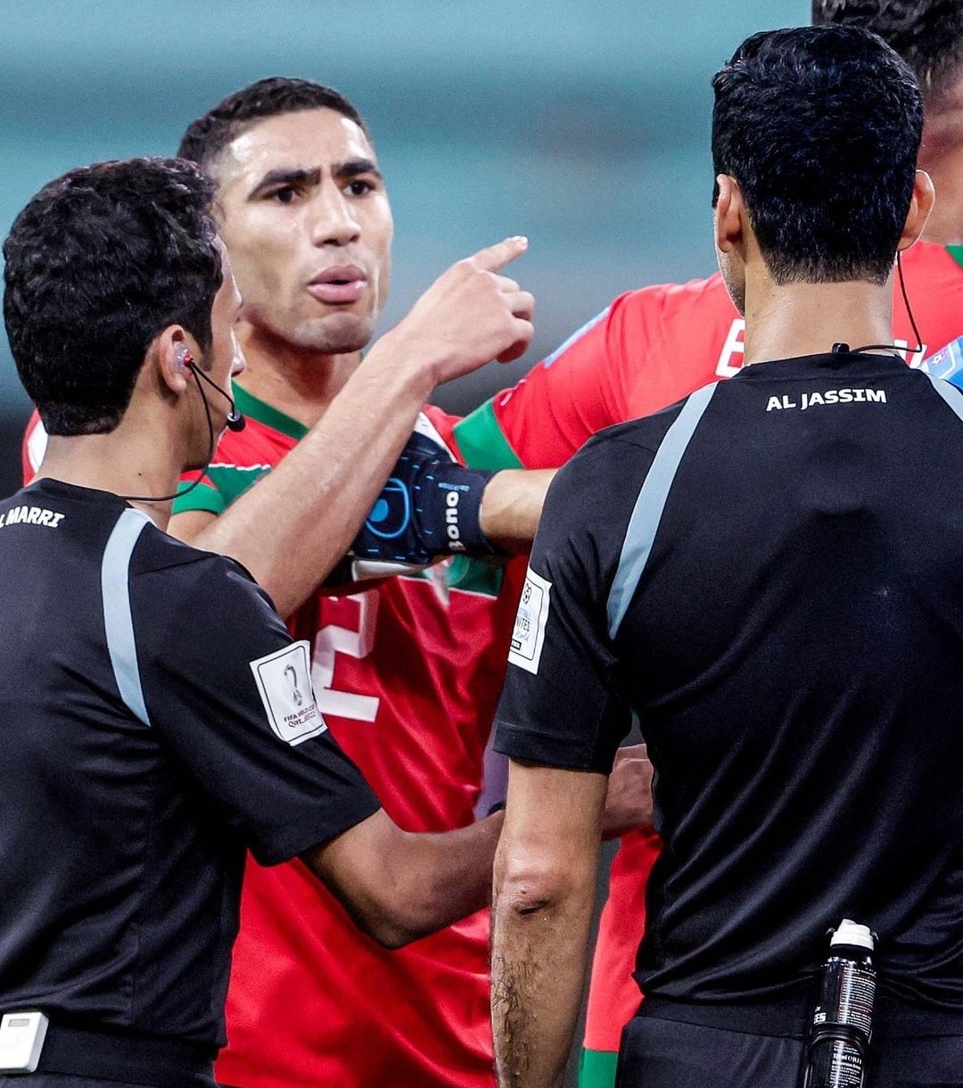 حكيمي وسايس إحتجا على الحكم لدى الفيفا