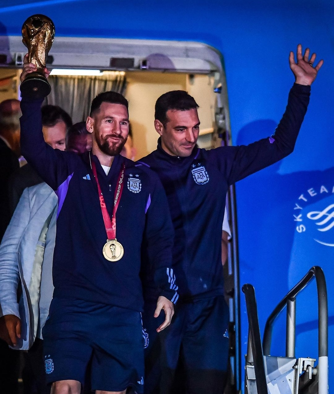 عودة منتخب الارجنتين الفائز بكأس العالم لكرة القدم الى بوينوس أيريس واستقبال حاشد في انتظاره