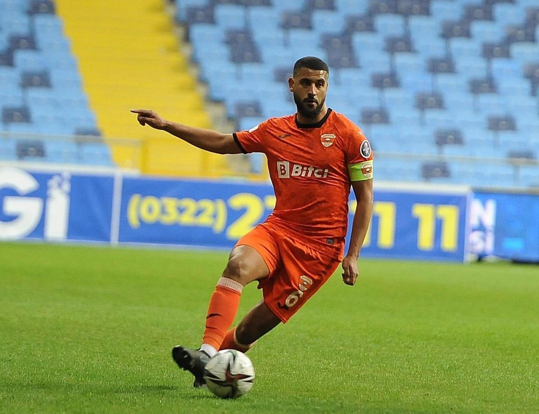 يوسف أيت بناصر مطلوب في إنجلترا