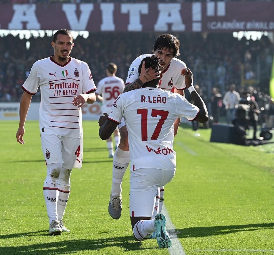 ميلان يفوز 2-1 على سالرنيتانا مع عودة البطولة الإيطالية