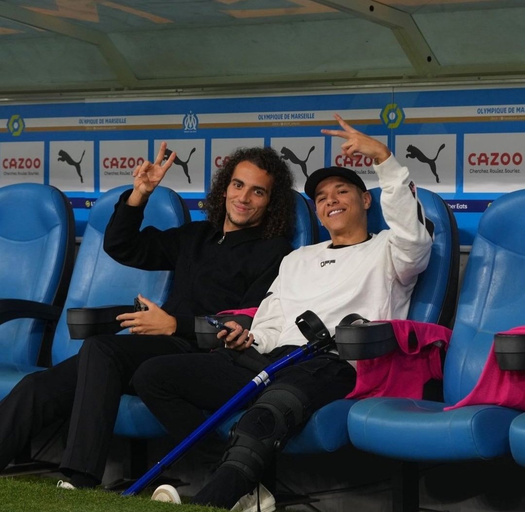 حارث يواسي تيريي بعد إصابته القوية