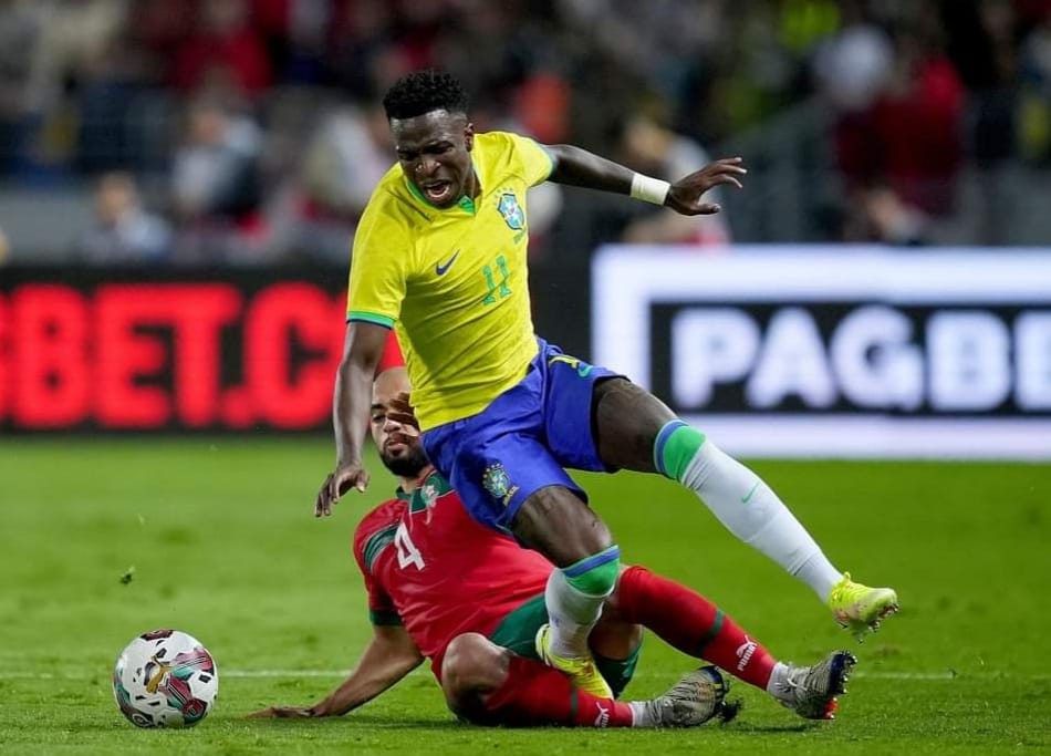 صحافة العالم تتغنى بفوز الأسود