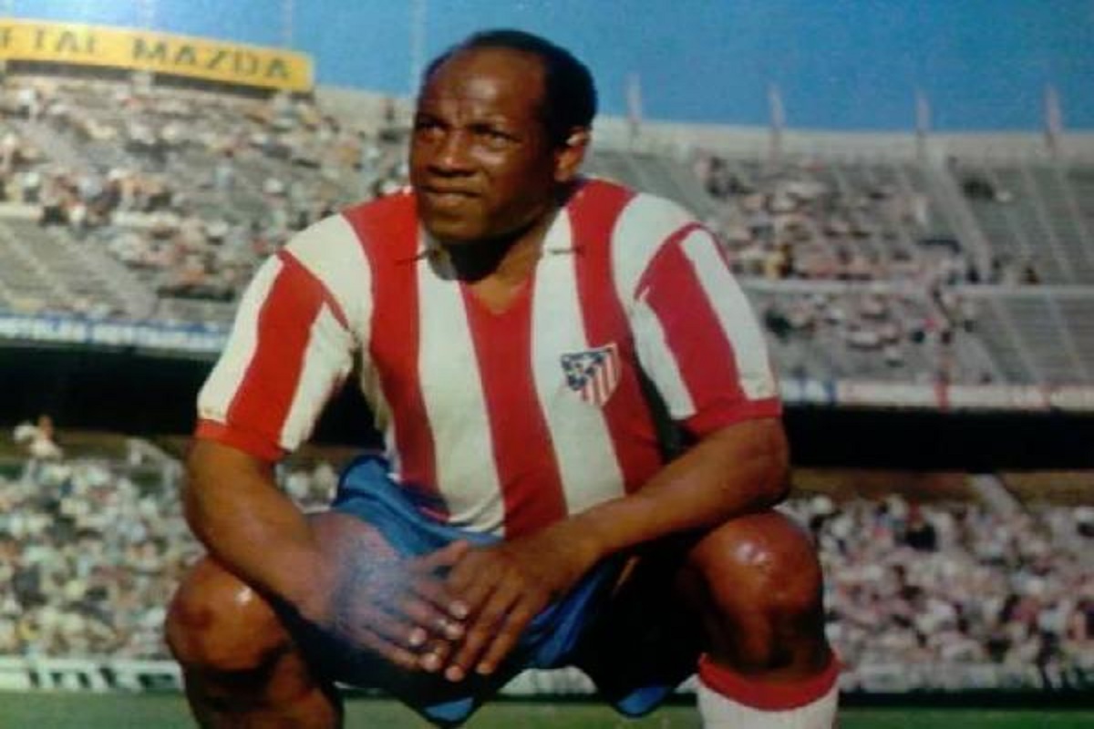 أتلتيكو مدريد والجامعة الملكية يكرمان الجوهرة السوداء في ودية بيرو