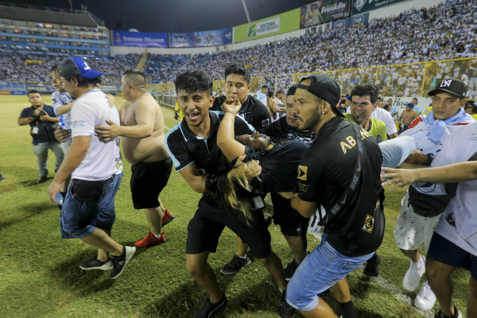السلفادور ينهي بطولة كرة القدم قبل أوانها بعد حادثة التدافع الدموية