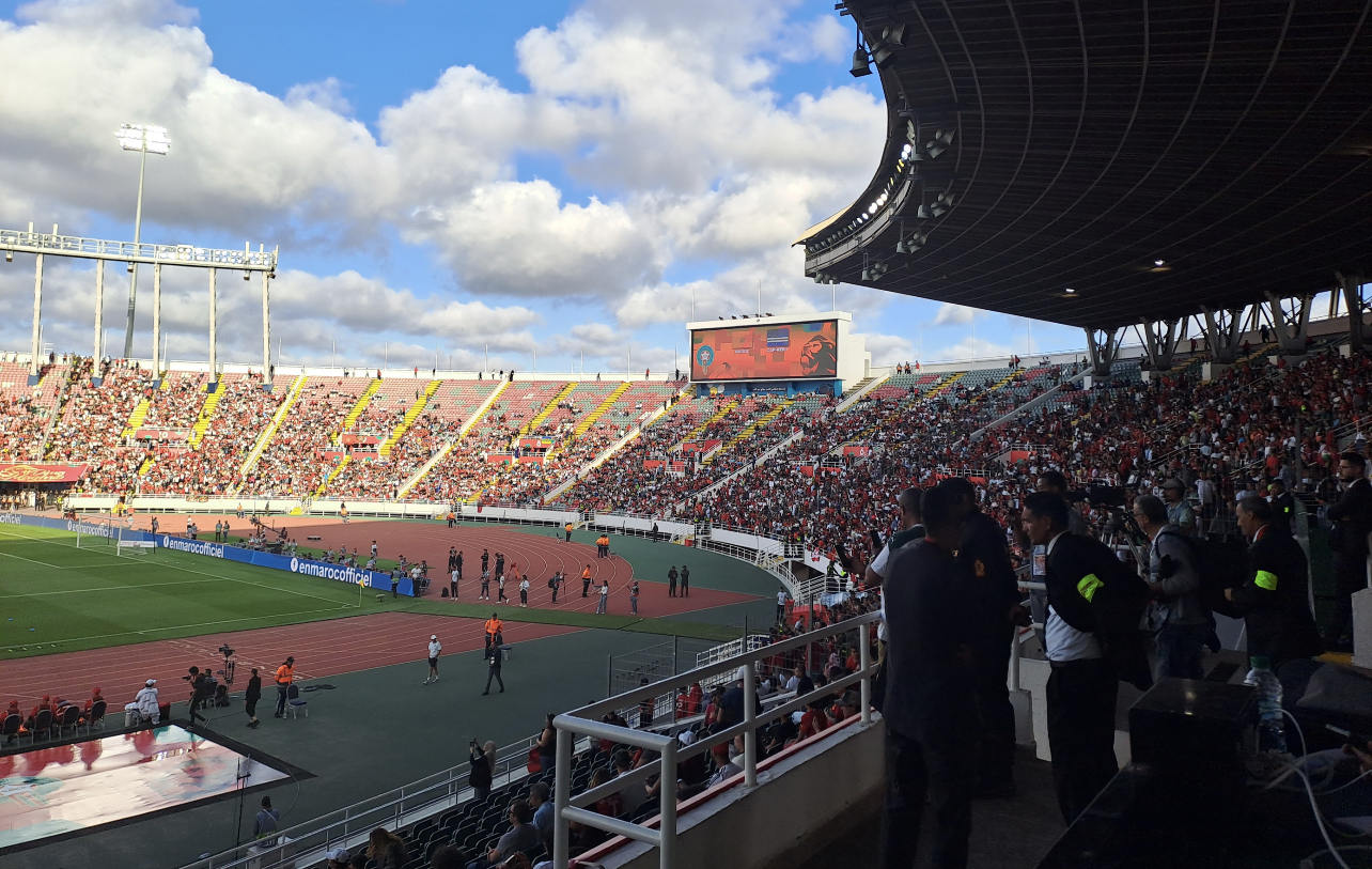 مجمع الأمير مولاي عبد الله سيمتلأ والجماهير تنتظر بالخارج