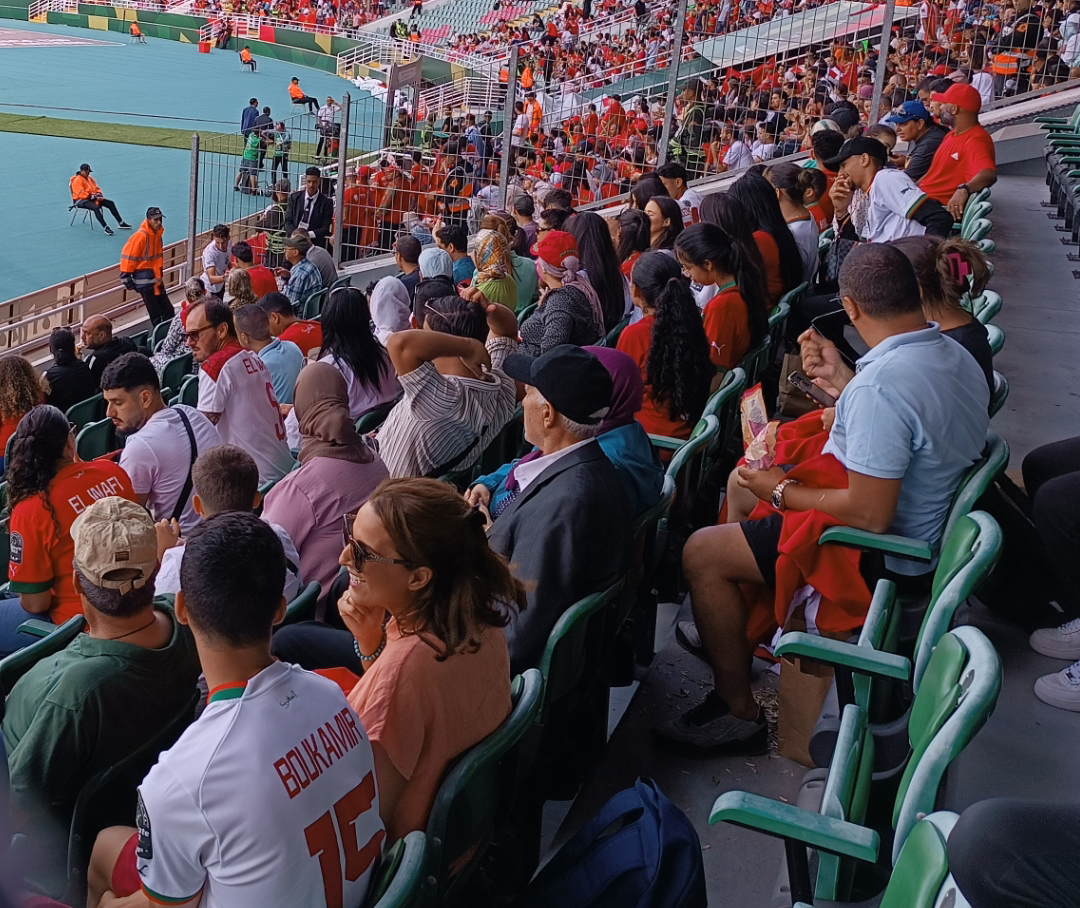 بالصورة.. عائلات اللاعبين حاضرون بقوة لمساندة اللاعبين