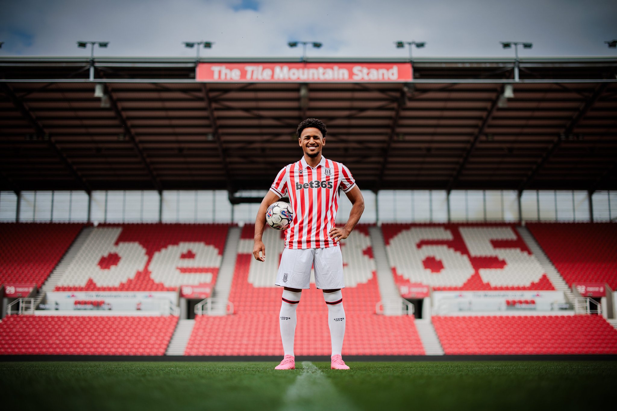 هل سيضغط ريان مايي على الركراكي لتعزيز خط هجوم الأسود؟