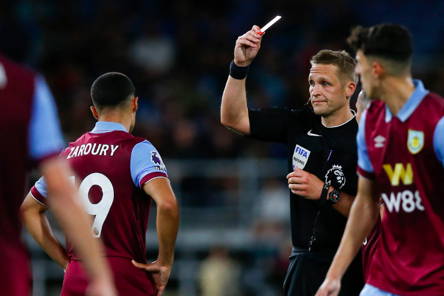 بعد توقيف أنس زروري في إنجلترا..هل يغيب عن معسكر أسود الأطلس؟