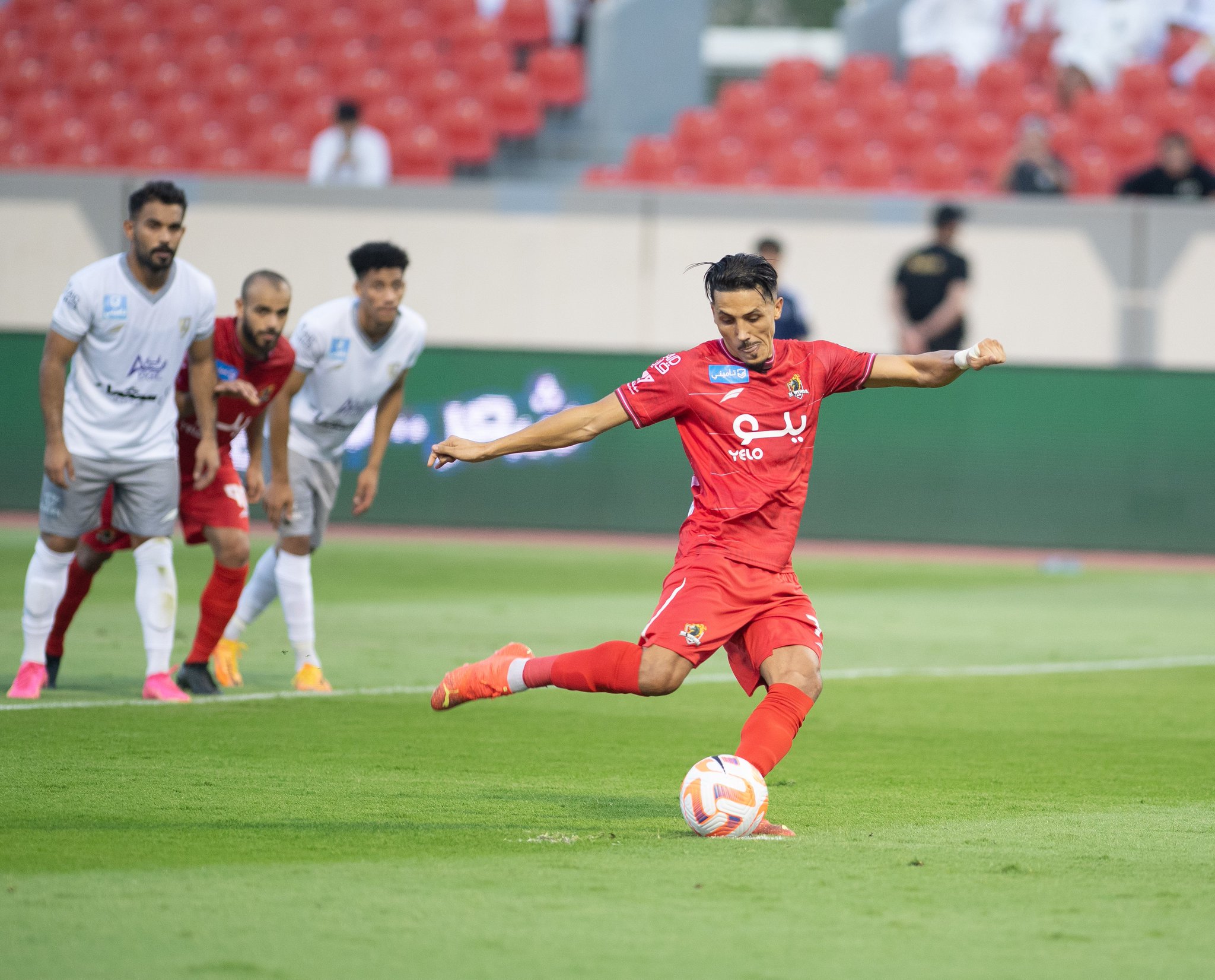 فيصل فجر يقود الوحدة للفوز الثاني تواليا في البطولة السعودية