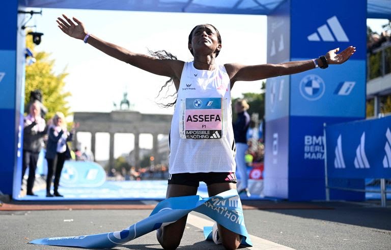 الإثيوبية أسيفا تحطم الرقم القياسي العالمي في سباق الماراطون في برلين