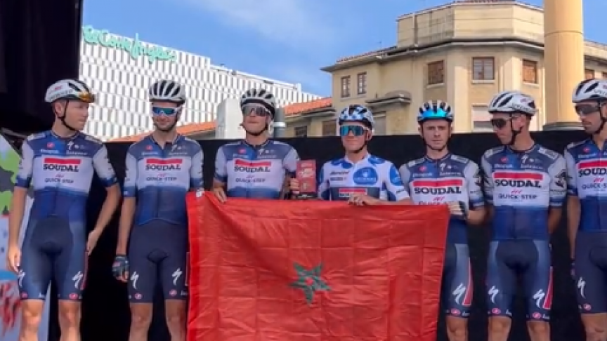 الدراج البلجيكي ريمكو إيفينبول يحمل العلم المغربي دعما لمحنته