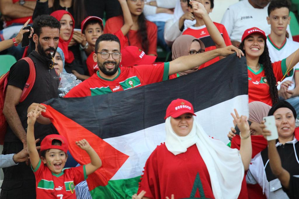 أعلام فلسطينية في مباراة الأسود وليبيريا