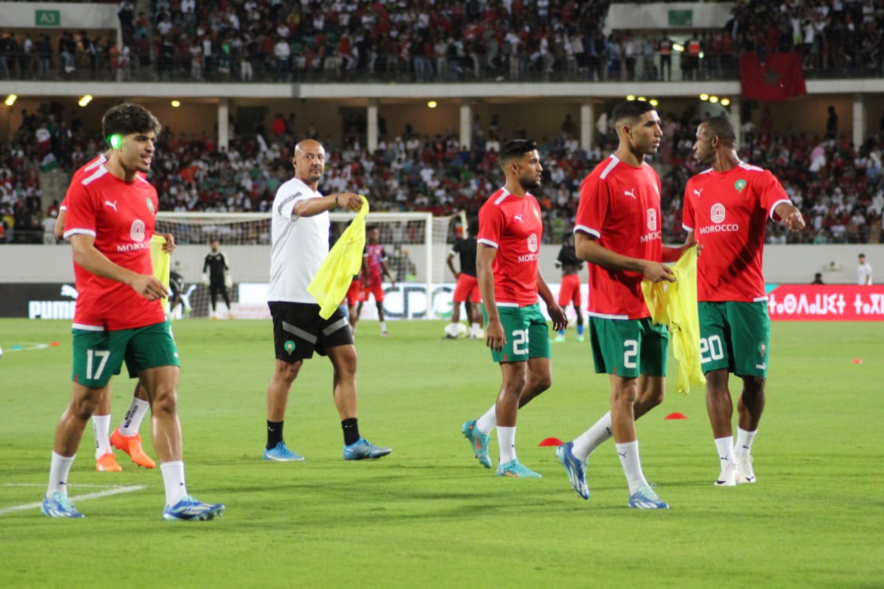 أجواء رائعة بالملعب الكبير والمنتخب الوطني يبدأ عملية الإحماء