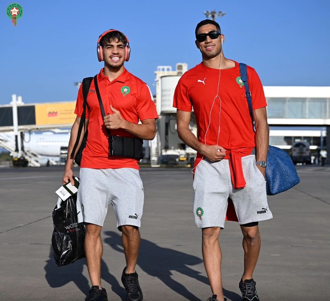 وفد دبلوماسي كبير في إستقبال الفريق الوطني