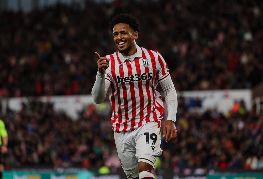 ريان مايي يثير الجدل في إنجلترا