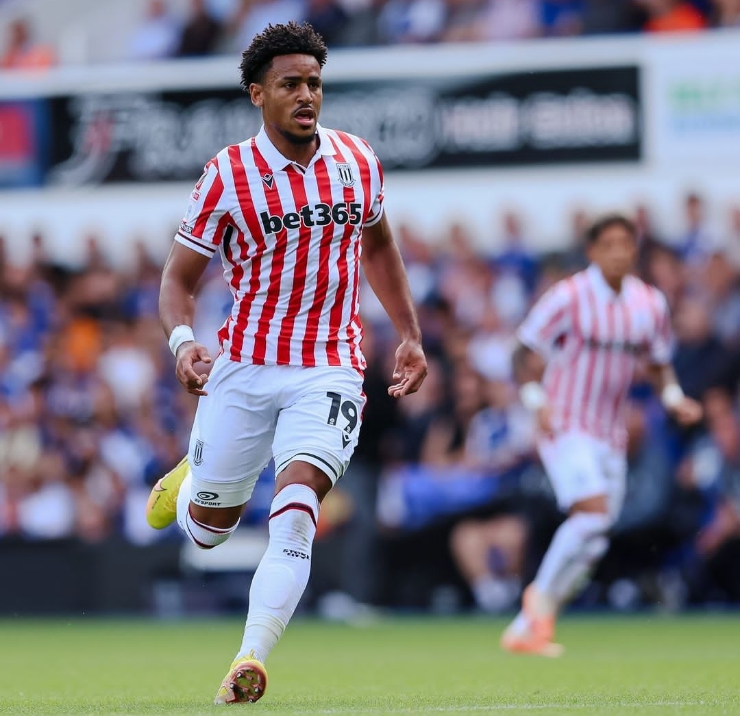 ريان مايي يرفع التنافسية بفوز من رحم هدية ليدز يونايتد