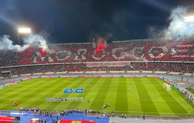 جمعية تستعد لرفع تيفو في مباراة الأسود وليبيريا