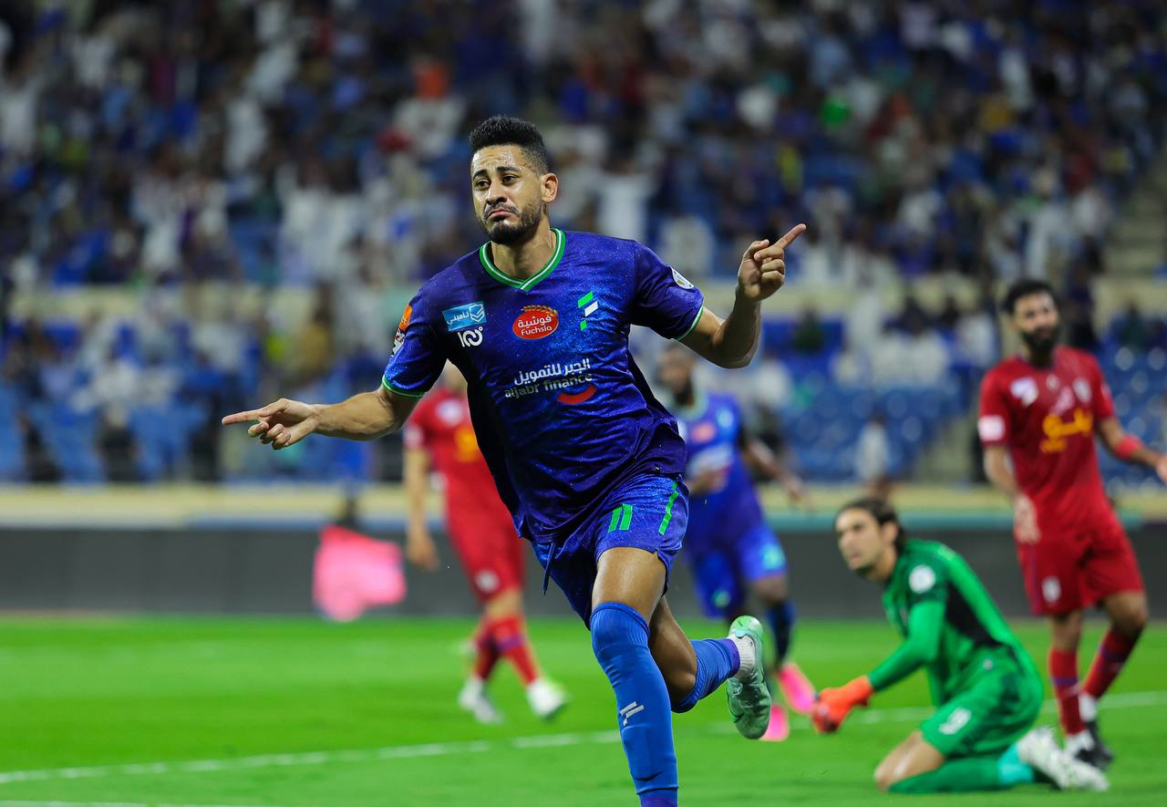  السابع  يقرب بطنا من رونالدو