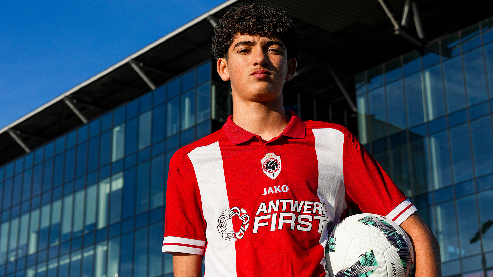 عقد إحترافي ليوسف الحمداوي مع رويال أنتويرب