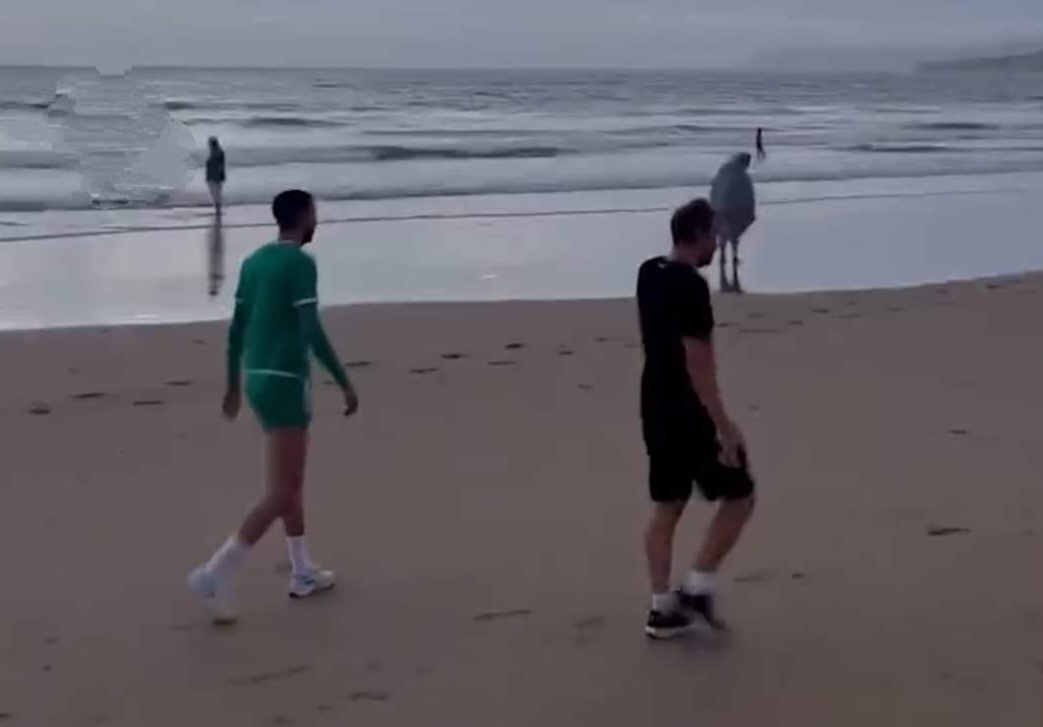 زياش يستعيد لياقته بشاطئ تامراغت بأكادير