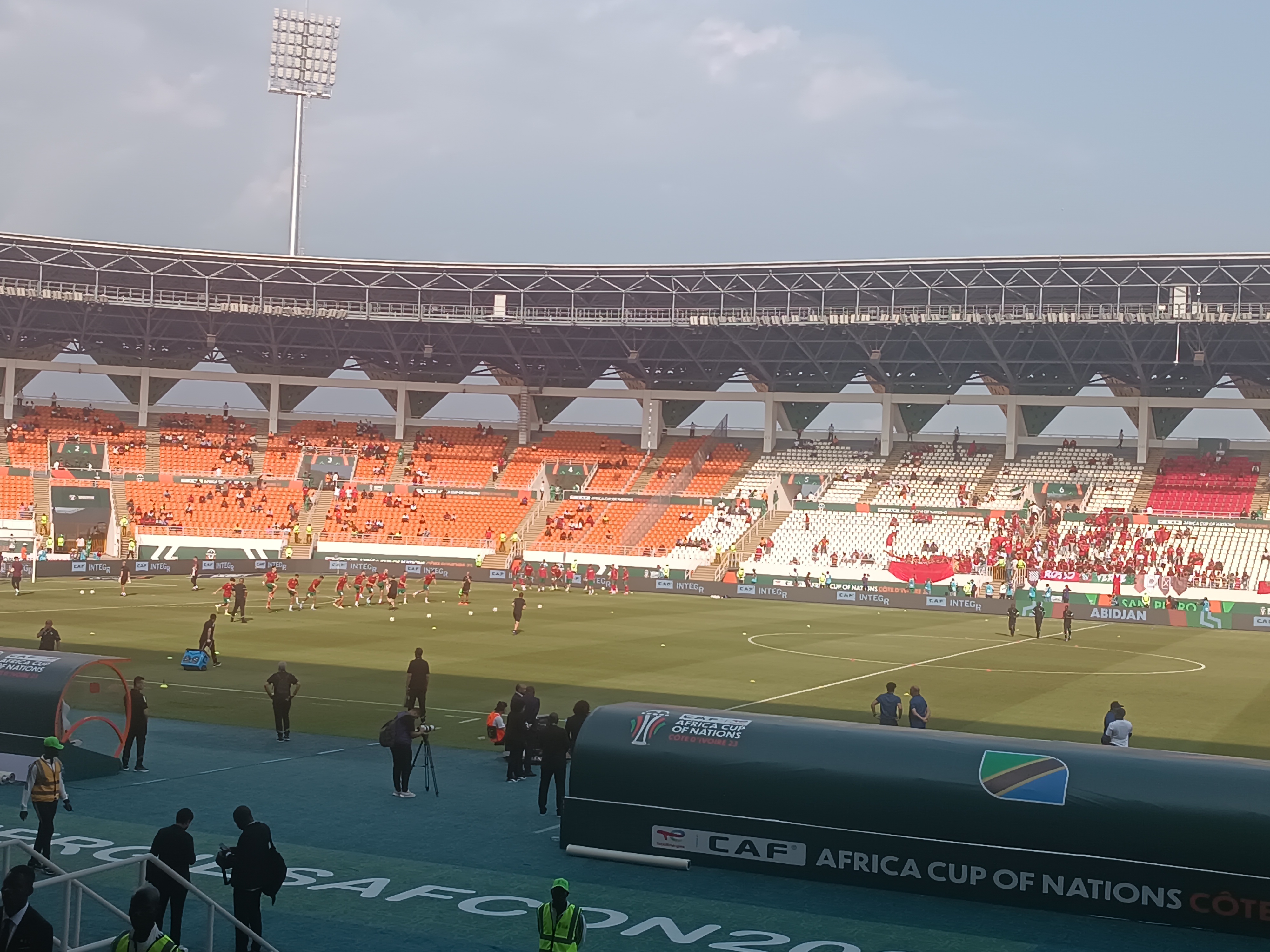 المنتخب الوطني يقوم بعملية إحماء في هذه الأثناء