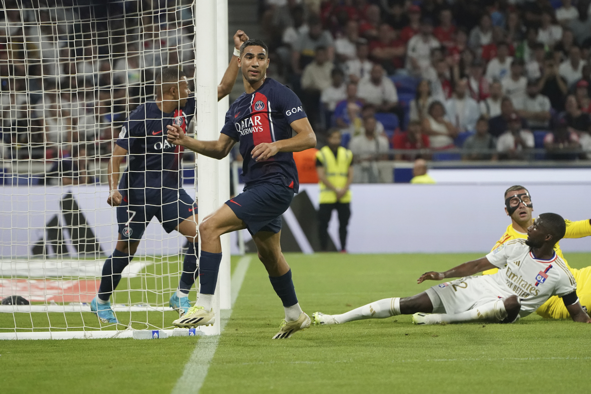 حكيمي يتخلف عن معسكر المنتخب الوطني بعد اتفاق بين جامعة الكرة ومسؤولي الPSG