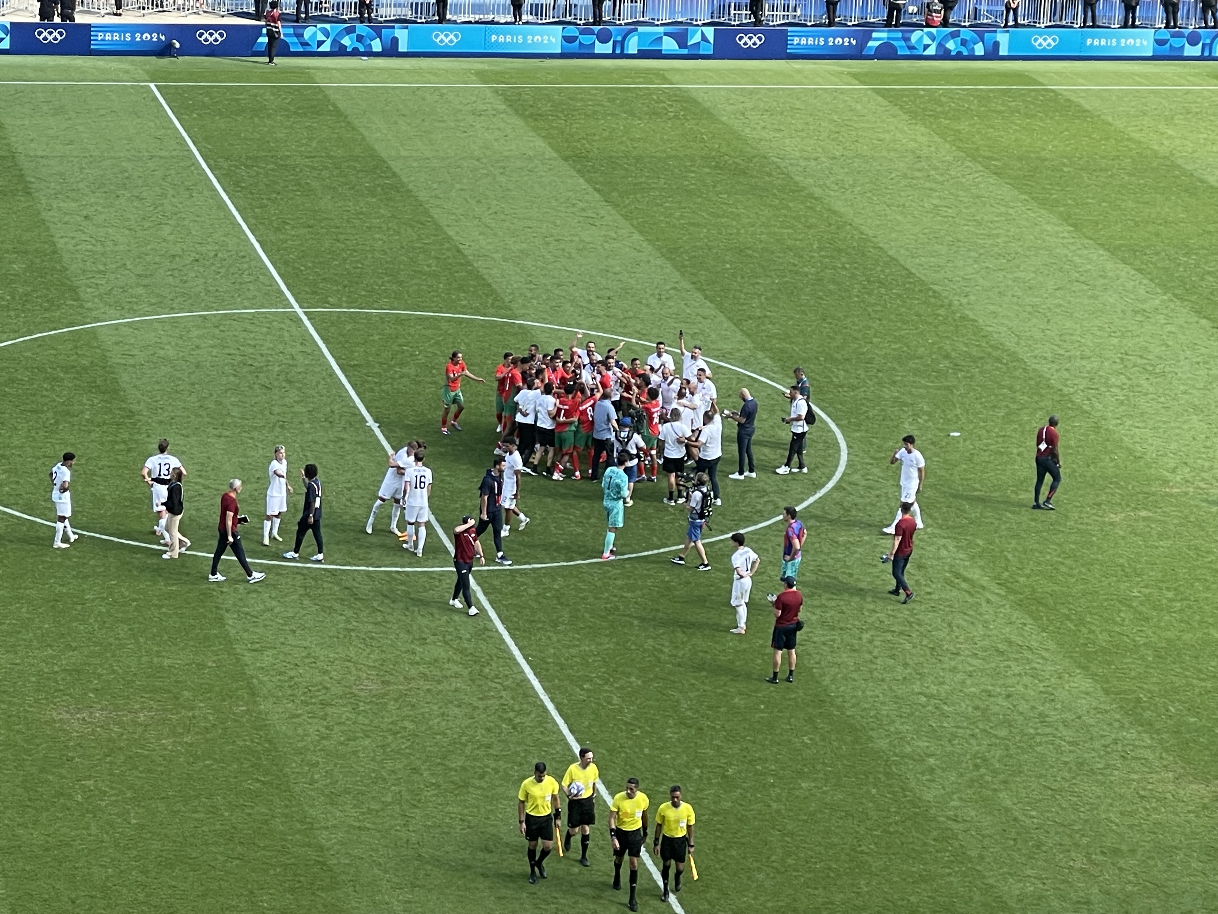 لقجع يشارك اللاعبين فرحة التاهل ويرقص معهم وسط الملعب