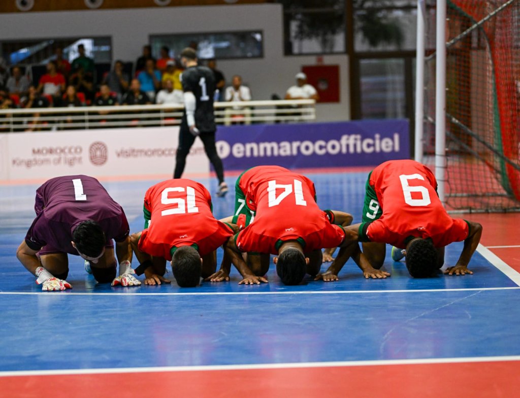 أسود القاعة أسقطوا لاروخا برباعية