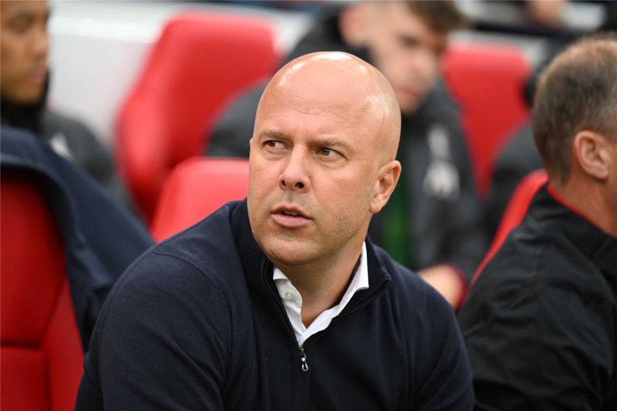 سلوت يحذر من إعلان قرارات حكم الفيديو المساعد على المذياع في الملاعب