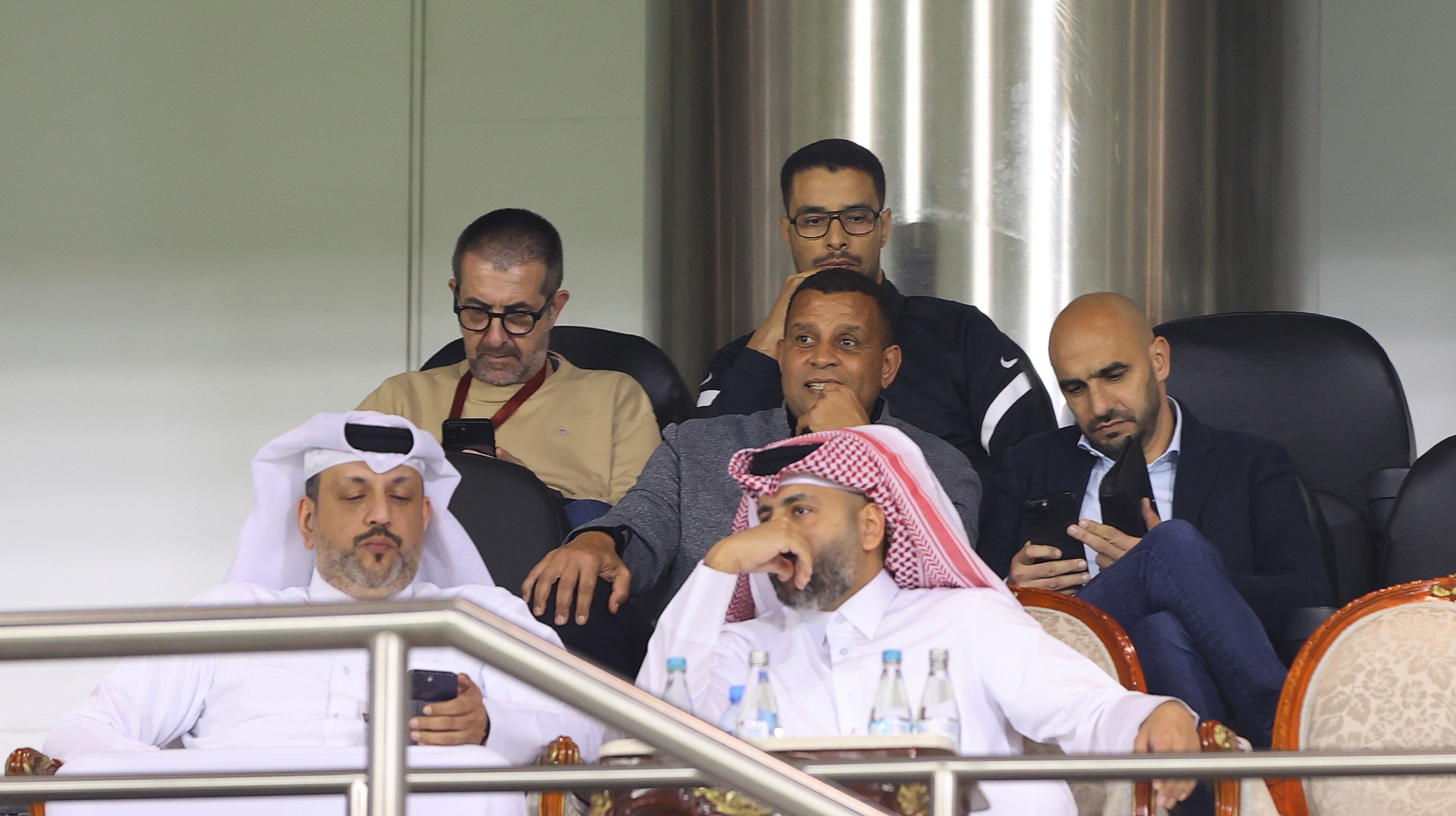 الركراكي وبنمحمود بقطر يتابعان قمة الدحيل والسد