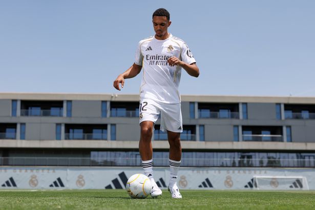 ريال مدريد يقدّم لاعبه الجديد ترينت ألكسندر آرنولد