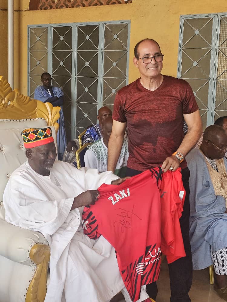 بالصور.. الزاكي ضيف على صاحب الجلالة موغو نابا بونغو